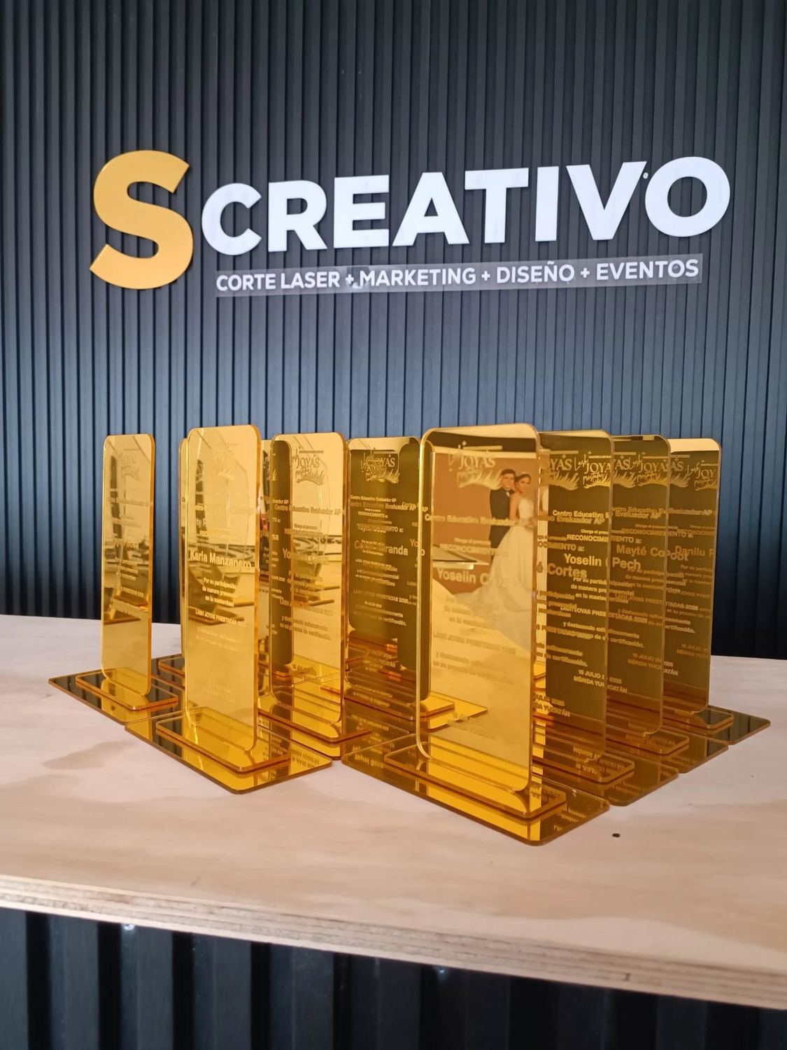 Reconocimientos en acrílico espejo dorado